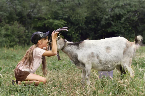 Lány Megöleli Kecskéjét Mint Egy Barát Faluban — Stock Fotó