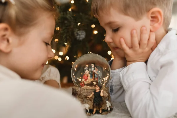 子供たちとクリスマスのガラスボールはネイティブなシーンで — ストック写真