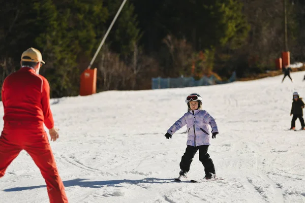 Skicoach Geeft Een Les Skiën — Stockfoto