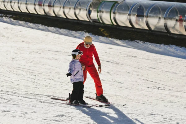 スキーコーチがスキーのレッスンをする — ストック写真