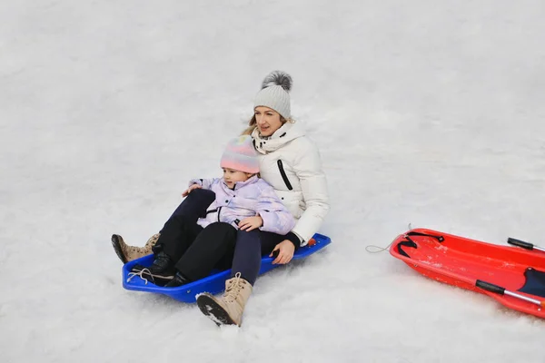 Madre Con Bambino Slitta Sulla Neve — Foto Stock