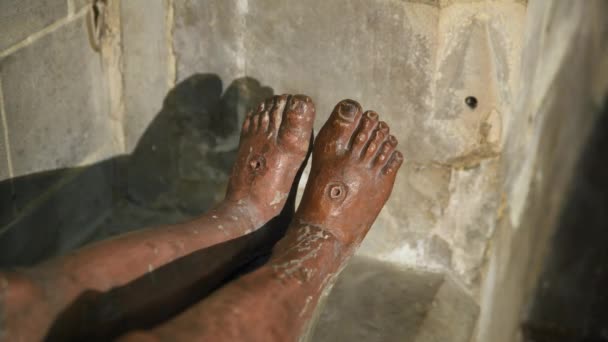 Füße Jesu Mit Nagellöchern Steinskulptur — Stockvideo