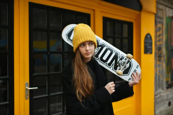 Dívka Žlutém Klobouku Skateboardem — Stock fotografie