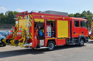 İtfaiye ekipmanlı büyük kırmızı itfaiye aracı