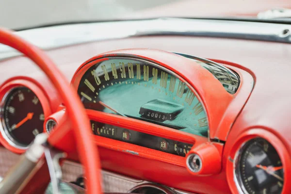 赤ヴィンテージカーとスピードメーターのインテリア — ストック写真