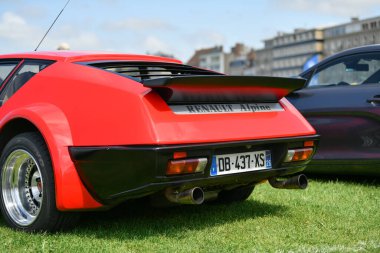 DIEPPE, FRANCE - 29 Mayıs 2022: Alp otomobili A610 sergi Vintage ve klasik Arabalar.