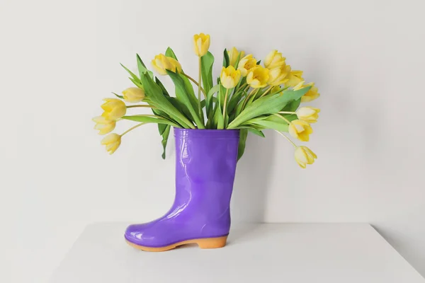 Les Tulipes Jaunes Dans Les Bottes Caoutchouc Violet — Photo