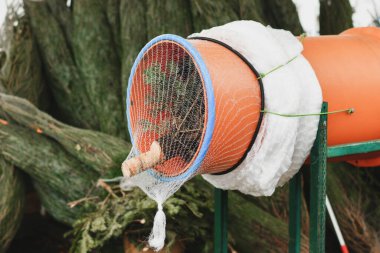 Plastik ağa sarılı bir Noel ağacı