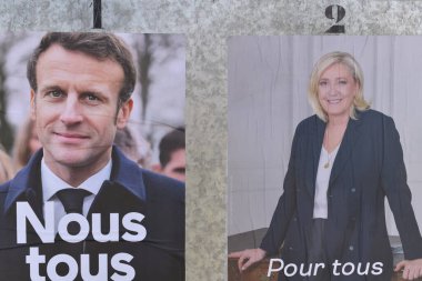 PARIS, FRANCE - 20 Nisan 2022: Cumhurbaşkanlığı seçimlerine aday gösterilen pankartlar