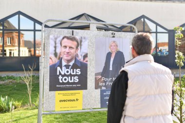 PARIS, FRANCE - 20 Nisan 2022: Cumhurbaşkanlığı seçimlerine aday gösterilen pankartlar