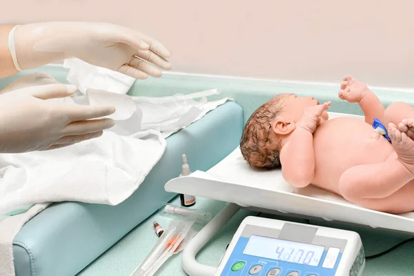 Seorang Perawat Menimbang Pada Timbangan Bayi Yang Baru Lahir — Stok Foto
