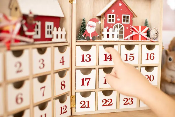 Mano Del Niño Abre Calendario Adviento Madera Fotos De Stock Sin Royalties Gratis