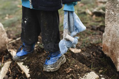 Bombardıman sonrası savaşta oyuncağıyla bir çocuk