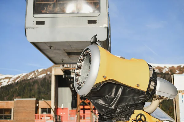 Dağlarda kar silahı ve teleferik.