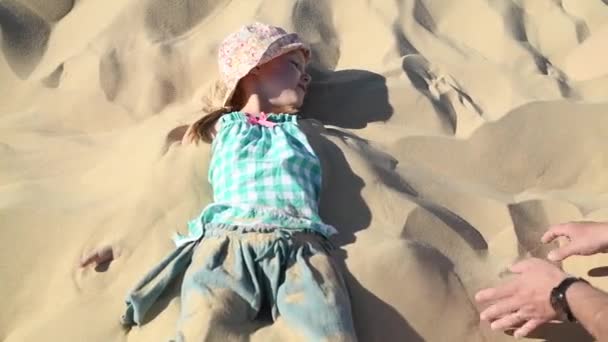 Πατέρας Θάβει Μια Κόρη Στην Άμμο — Αρχείο Βίντεο