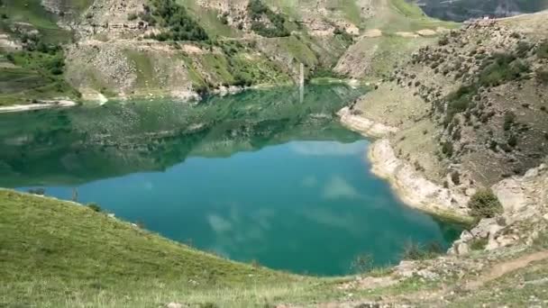 カバルディノ バルカリアのBylym村にあるターコイズブルーの湖Gizhgit — ストック動画