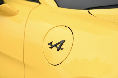 DIEPPE, FRANCE - 14 Mayıs 2023: Renault Alp araba klasik arabalarının logosu.