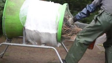 Satış elemanı kesilmiş bir Noel ağacını plastik bir ağa sardı.