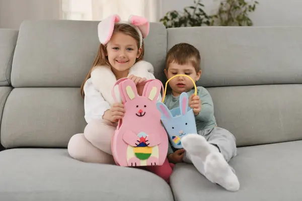 Los Niños Con Orejas Conejo Cesta Para Huevos Chocolate Imagen de stock