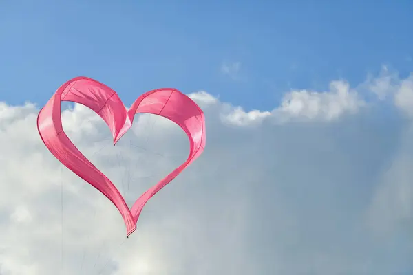 Rosafarbener Herzdrachen Fliegt Den Himmel Stockbild