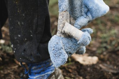 Bombardıman sonrası savaşta oyuncağıyla bir çocuk
