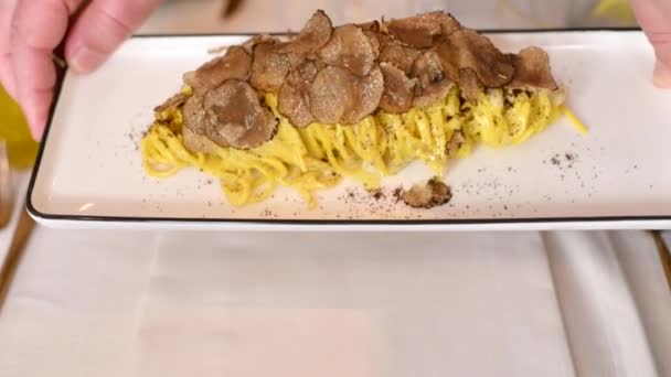 Итальянская Паста Грибами Трюфелей Ресторане — стоковое видео