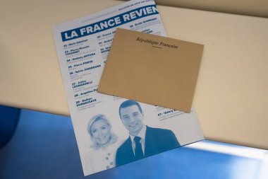 PARİS, FRANCE - Haziran 09, 2024: Avrupa seçimleri için adayların adlarını içeren oylar Le pen et Jordan Bardella