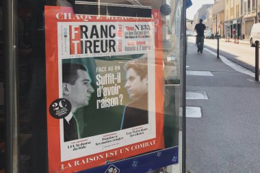 PARIS, FRANCE - 25 Haziran 2024: Jordan Bardella ve Temyiz ile birlikte gazete ve dergilerle birlikte bir büfede Franc Tireurin 'in dergi bayrağı