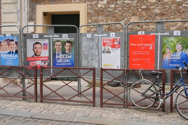 PARIS, FRANCE - 26 Haziran 2024: Seçim yasama adaylı pankartlar
