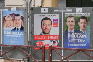 VERSAILLES, FRANCE - 26 Haziran 2024: Seçim yasama adaylı pankartlar