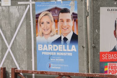 VERSAILLES, FRANCE - 26 Haziran 2024: Seçim yasama adaylı pankartlar