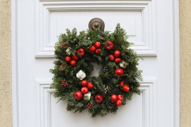 Dallı ve kırmızı elmalı Noel çelengi