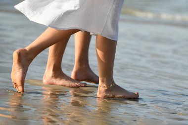 Sahilde kumlar ve topuklar