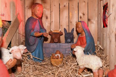 Joseph Mary ve küçük İsa 'nın olduğu ahşap Noel kreşi