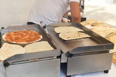 Pazar yerinde geleneksel Türk düz ekmeği Borek