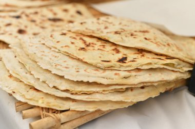 Pazar yerinde geleneksel Türk düz ekmeği Borek