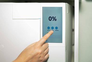 Sterilize etmek için paslanmaz çelik diş aletleri için sterilizatör. Modern dişçilik kliniğinde termostat.