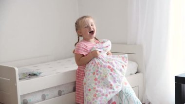 3 yaşında bir kız çocuk odasında bir yatak yapar