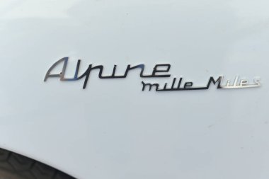 DIEPPE, FRANCE - 19 Mayıs 2023: Retro Alp arabaları model 110 Berlinette V85 Vintage ve klasik Cars.Logo sergisi
