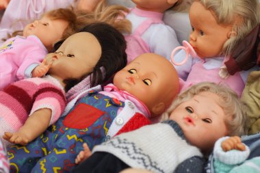 Bit pazarında bir şapkada bir sürü eski oyuncak bebek