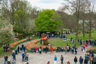 Lisse, Hollanda - 17 Nisan 2019: Çok sayıda kişi yukarıdan Keukenhof Park Manzarası 'nda yürüyor
