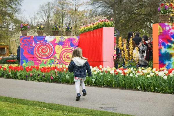 Lisse, Hollanda - 17 Nisan 2019: Keukenhof parkındaki insanlar, çocuklar ve dekorasyon