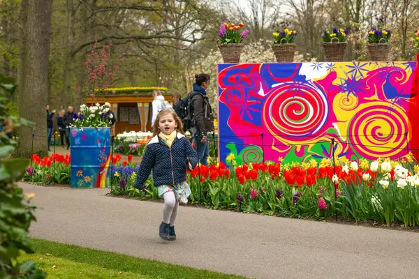 Lisse, Hollanda - 17 Nisan 2019: Keukenhof parkındaki insanlar, çocuklar ve dekorasyon