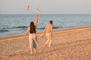 Kız okyanusa sandalet fırlatıyor. Tatiller başlıyor, balayı.