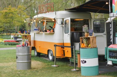 Lisse, Hollanda - 17 Nisan 2019: Tekerlekli mobil bar minivanı Keukenhof park dekorasyonunda abur cubur ve içecek satmak için