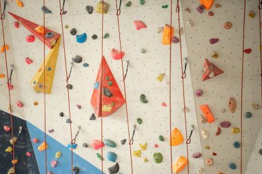 Okul bahçesinde duvara tırmanmak