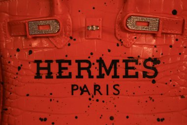 Paris, Fransa - 10 Ocak 2025: Siyah Benekli ve Altın Tokalı Klasik Kırmızı Hermes Birkin Çantası