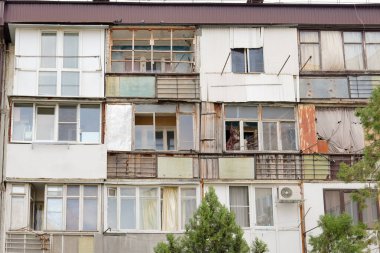 Balkonlu, harap olmuş eski, kirli bir ev.