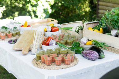 Düğün ya da doğum günü için yemek masasında taze biyo-eko sebzeler ve verrinler.