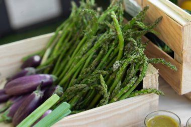 Düğün ya da doğum günü için yemek masasında taze biyoeko sebzeler kuşkonmaz ve verrinler.